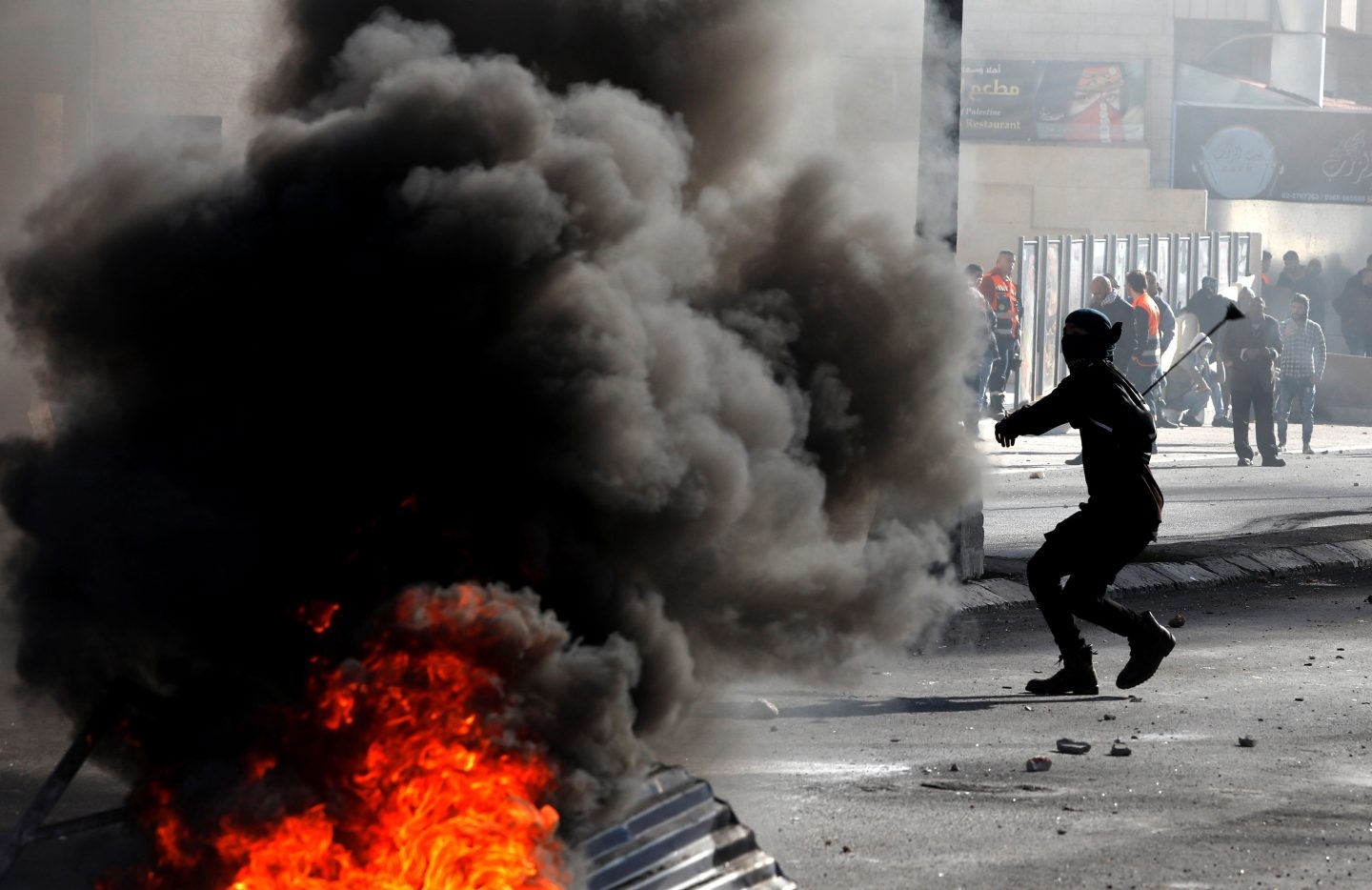 Palestinos se enfrentran a las tropas israelíes en el Día de la Ira.