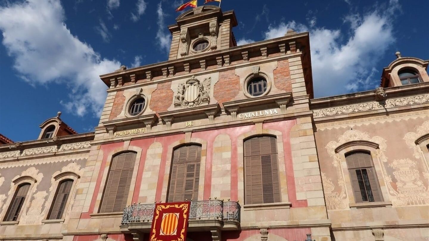 Puigdemont empata con ERC y ambos formarían mayoría absoluta.