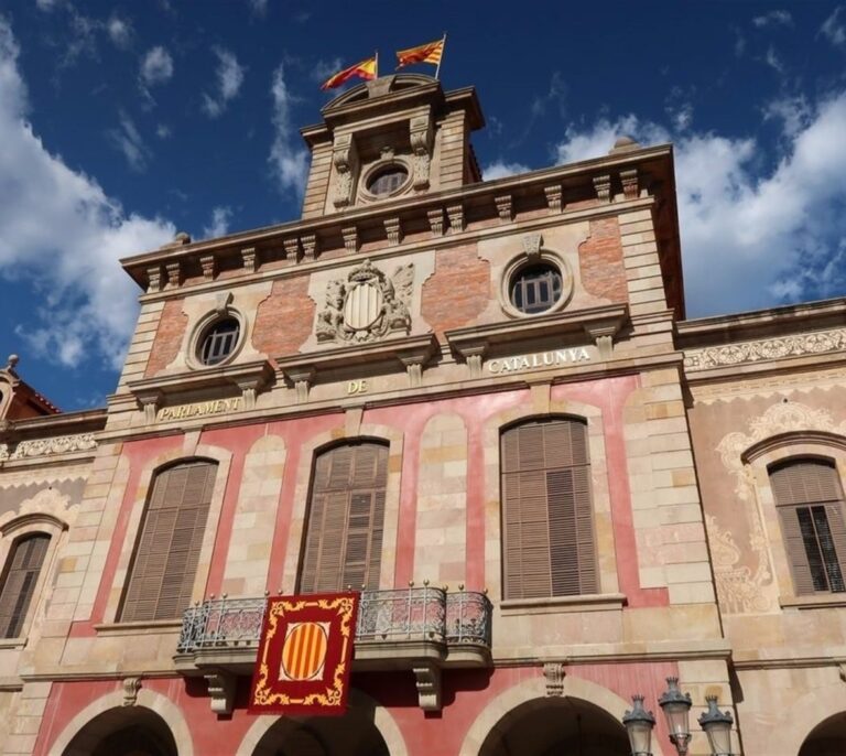 Puigdemont empata con ERC y ambos rozarían la mayoría absoluta en el Parlament