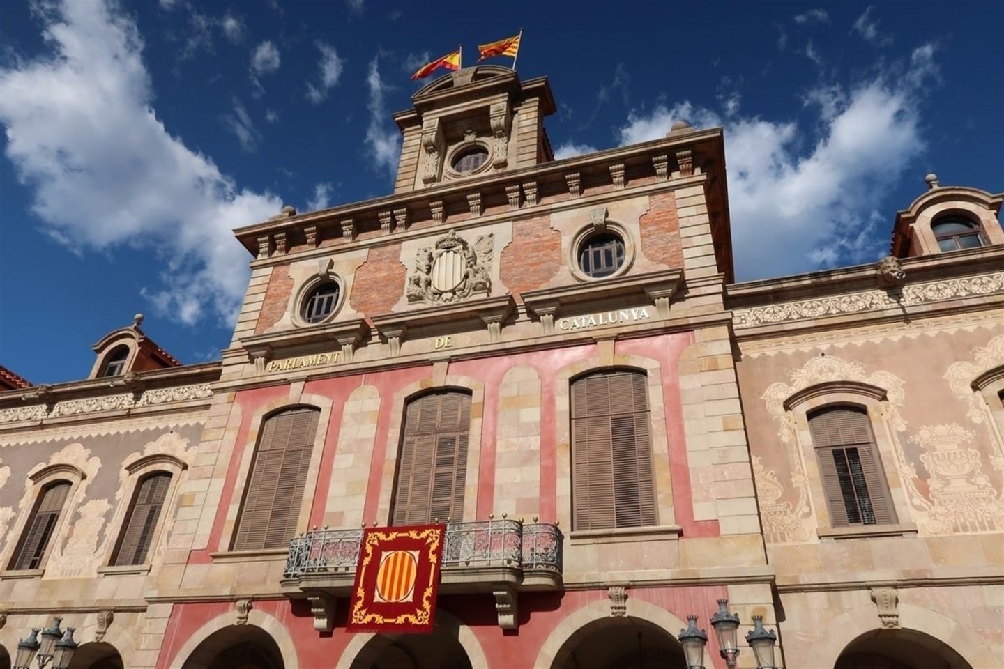 Puigdemont empata con ERC y ambos formarían mayoría absoluta.