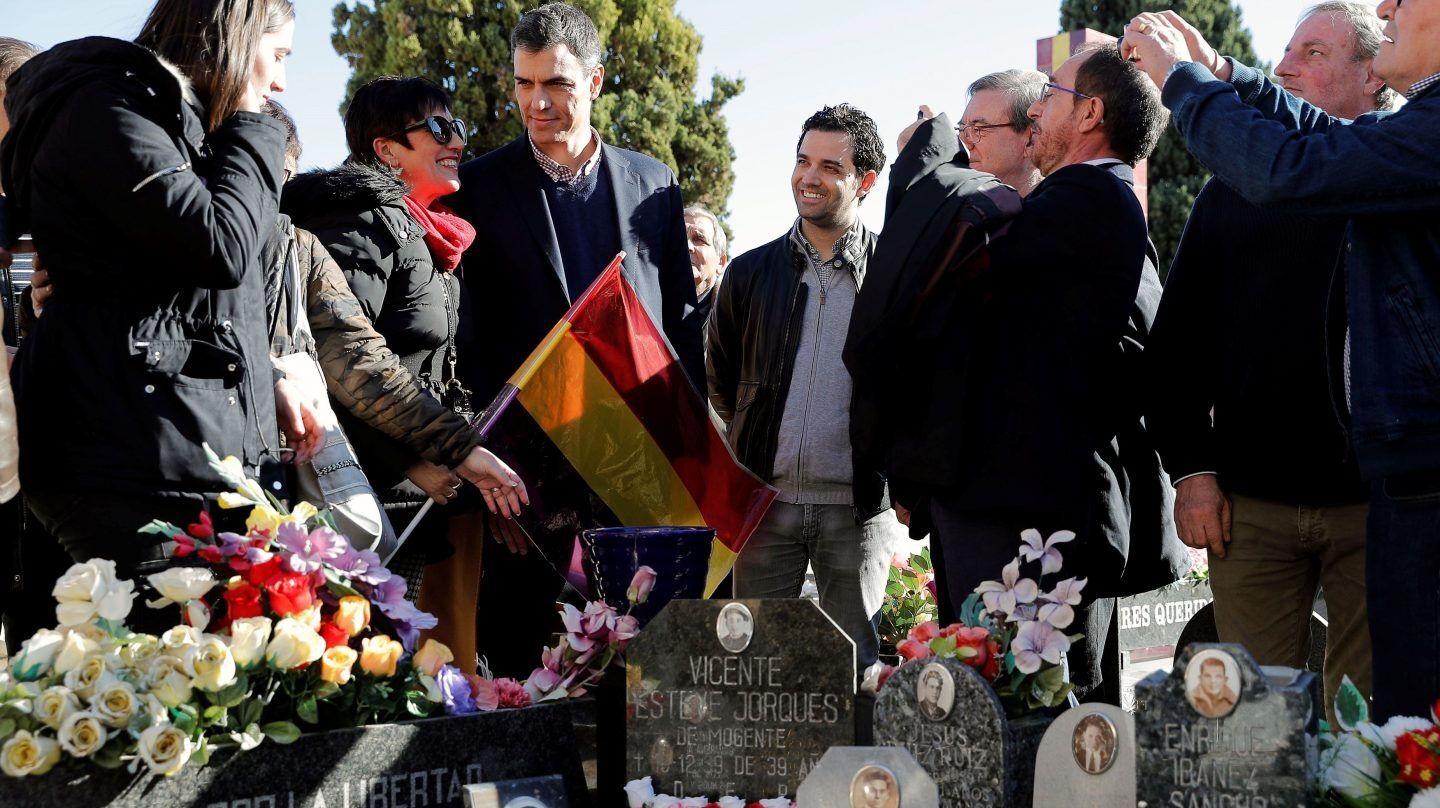 Pedro Sánchez, en el cementerio de Paterna (Valencia).