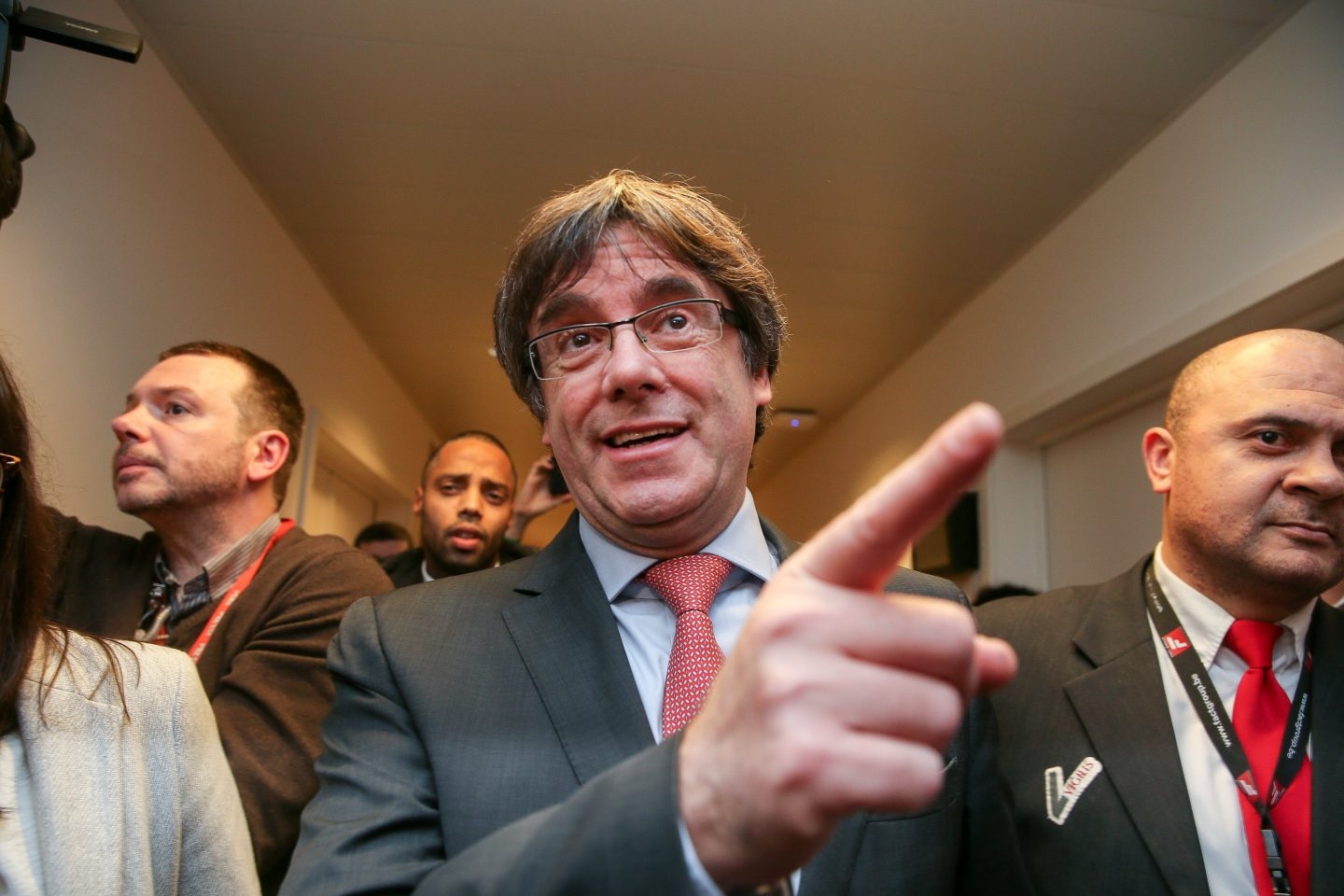 El expresidente de la Generalitat y candidato de Junts per Catalunya, Carles Puigdemont, llega al centro de Convenciones de Bruselas para seguir los resultados de las elecciones regionales catalanas, en la capital belga, hoy, 21 de diciembre de 2017