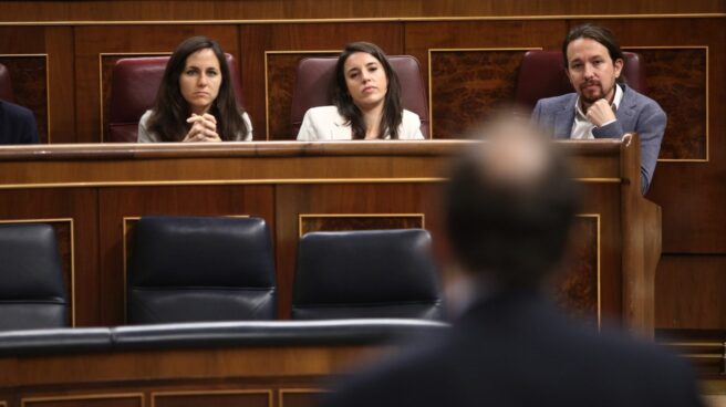 Los diputados de Podemos escuchan a Rajoy en la sesión de control en el Congreso.