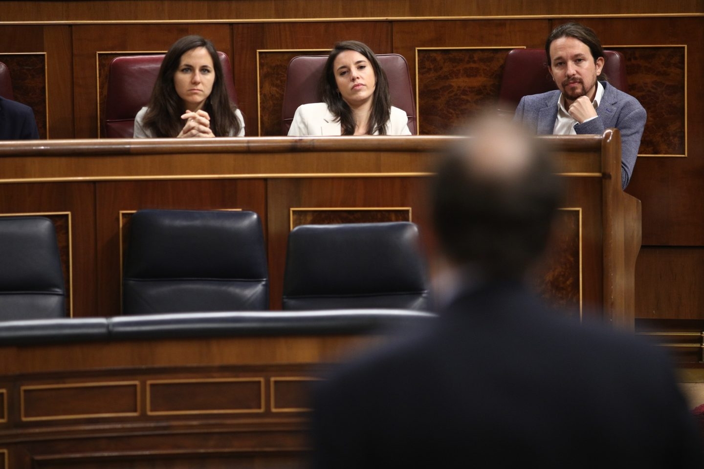 Los diputados de Podemos escuchan a Rajoy en la sesión de control en el Congreso.