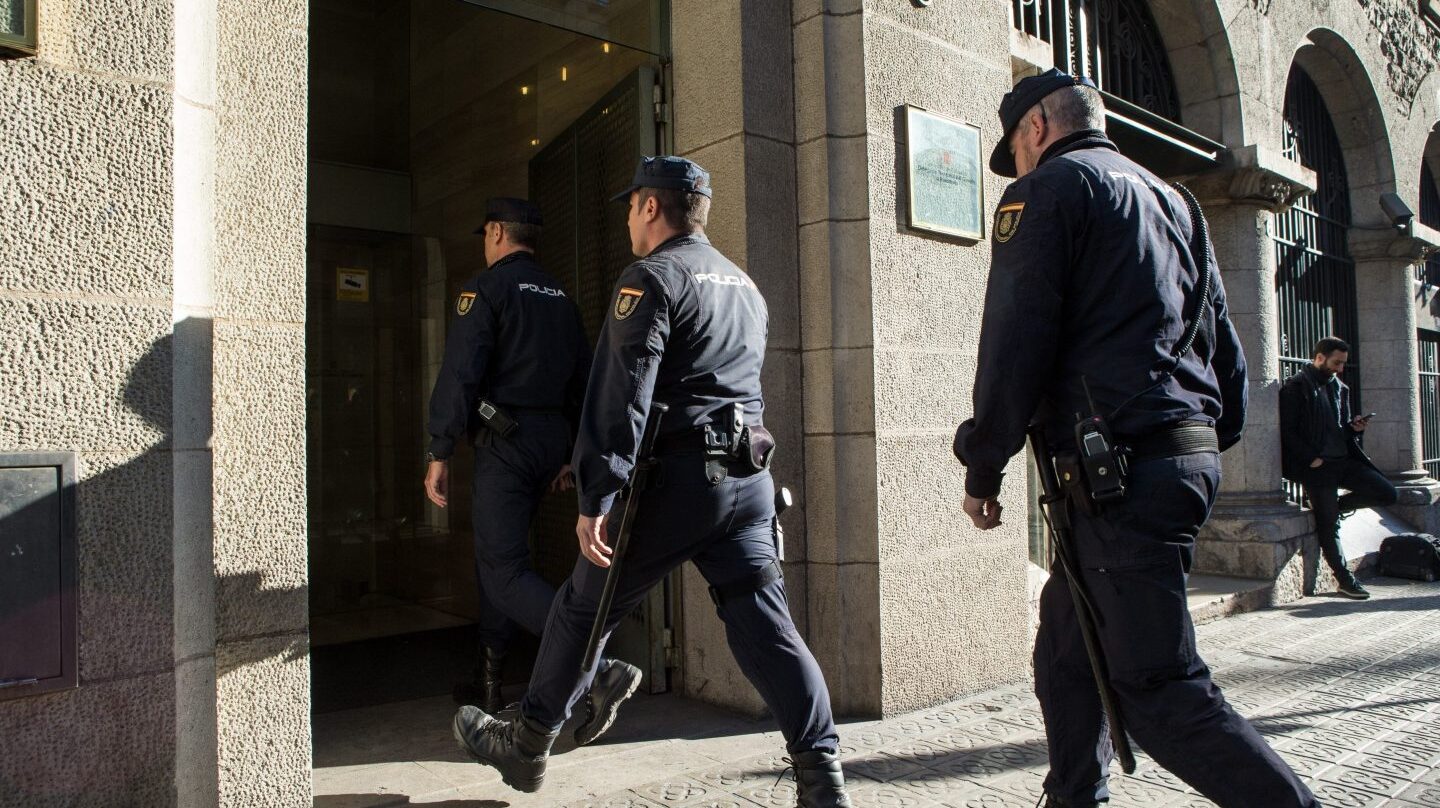 La Policía Nacional entra en el Instituto de Estadística de Cataluña (Idescat).