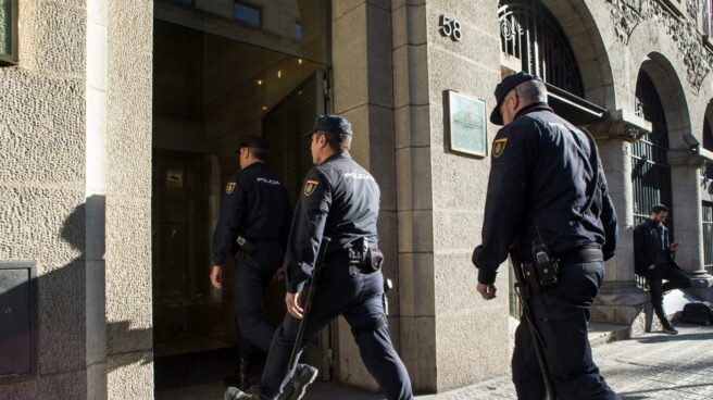 La Policía Nacional entra en el Instituto de Estadística de Cataluña (Idescat).