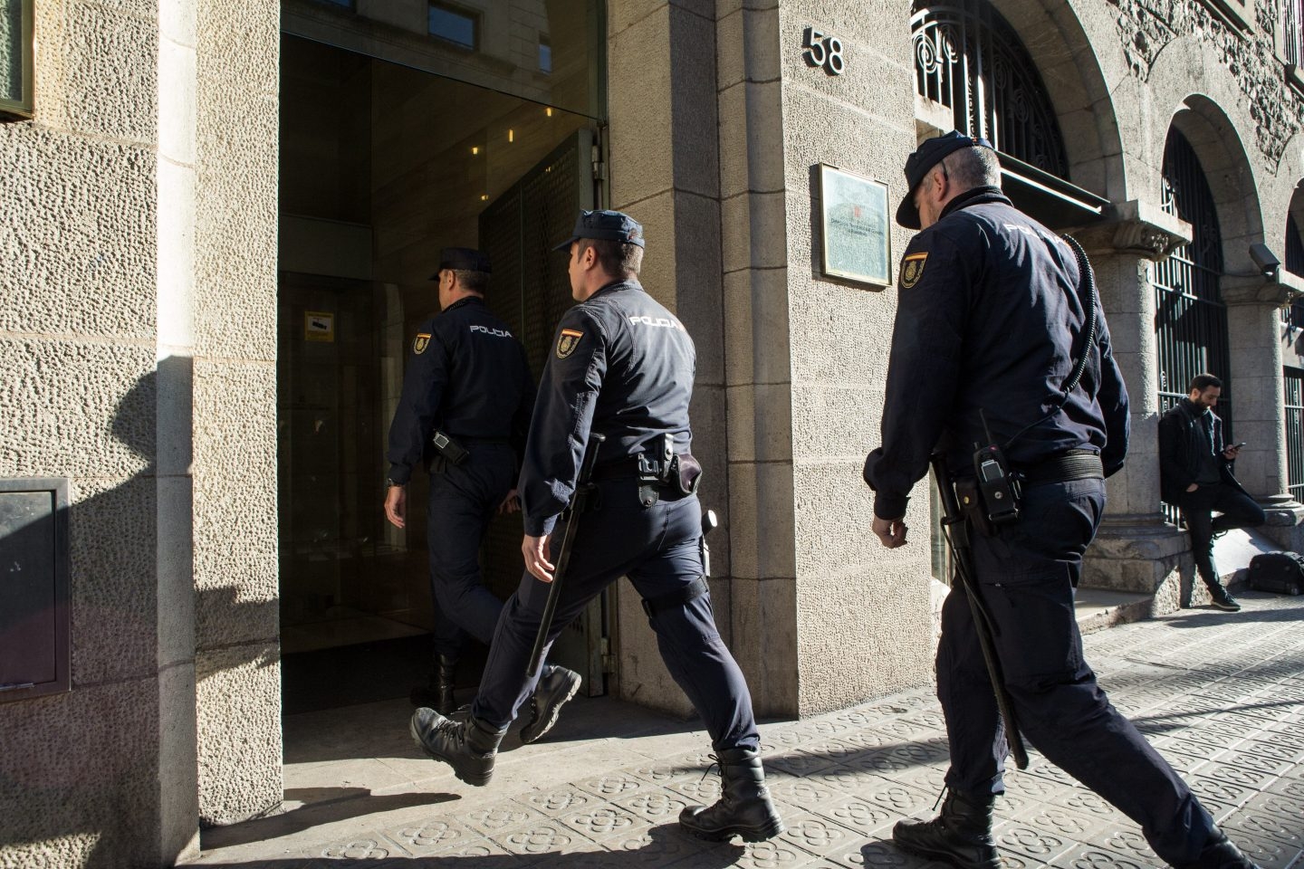La Policía Nacional entra en el Instituto de Estadística de Cataluña (Idescat).
