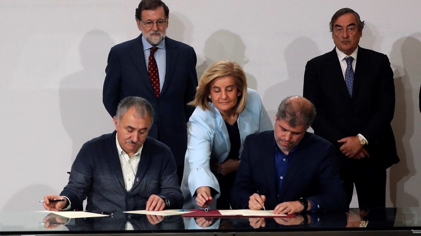 Firma del acuerdo de salario mínimo.