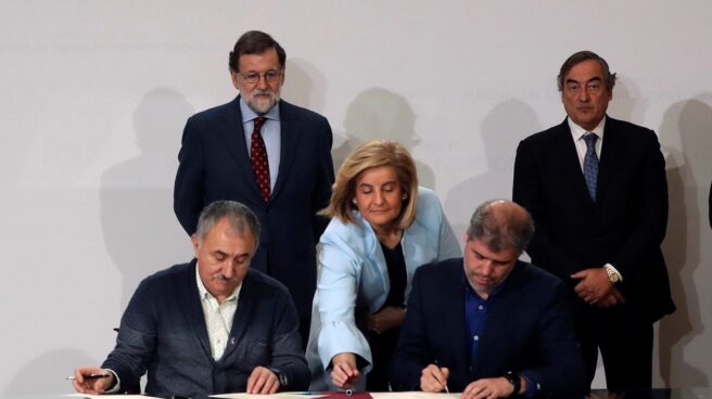 Firma del acuerdo de salario mínimo.