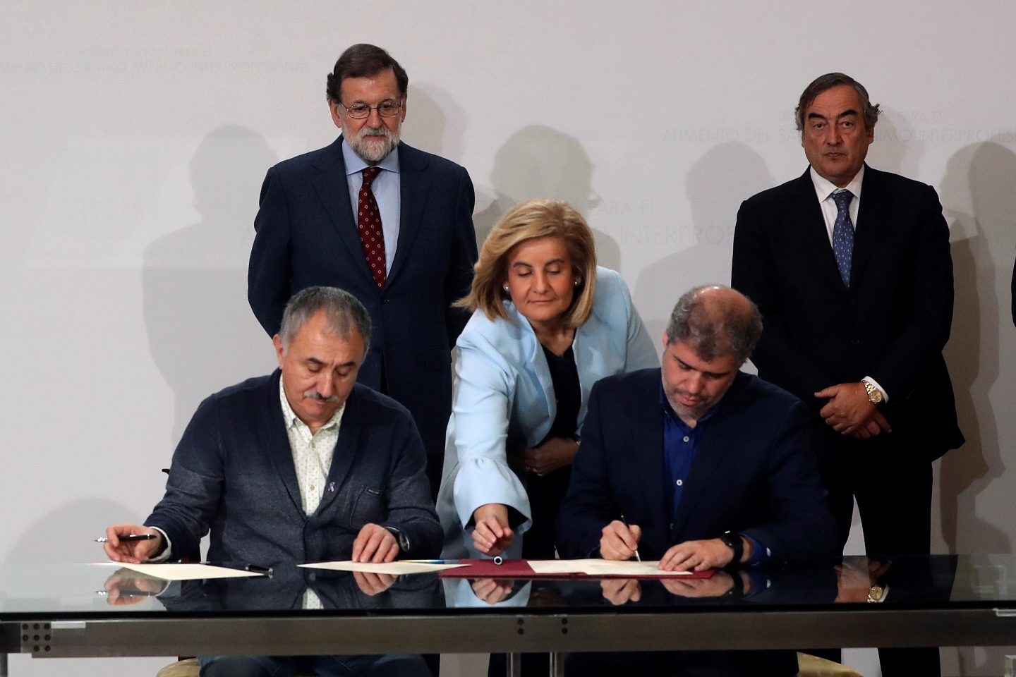 Firma del acuerdo de salario mínimo.