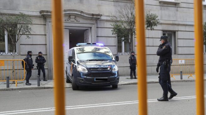 Un furgón de la Policía Nacional entra en el Tribunal Supremo este viernes.