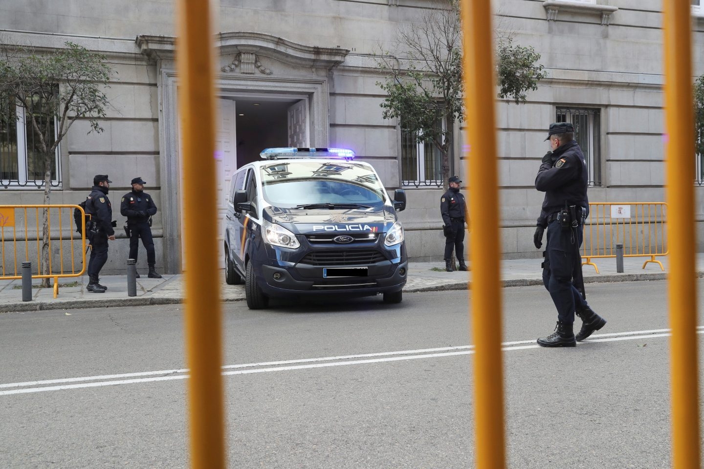 Un furgón de la Policía Nacional entra en el Tribunal Supremo este viernes.