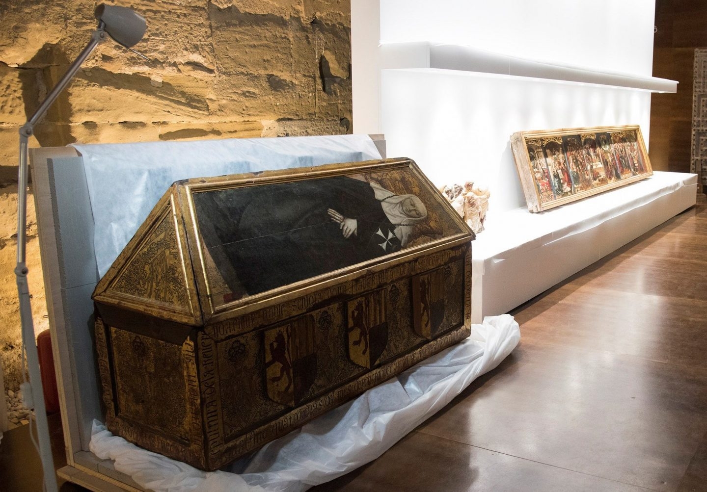 VILLANUEVA DE SIJENA (HUESCA), 12/12/2017.- Algunos de los bienes que han sido trasladados desde el Museo de Lérida hasta el Monasterio de Sijena que, tras un proceso de análisis y restauración, se expondrán en el cenobio de esta localidad oscense, a la que hoy ha visitado el presidente de Aragón Javier Lambán, junto a la consejera de cultura, Mayte Pérez, y el alcalde de Villanueva, Ildefonso Salillas. EFE/ Javier Blasco