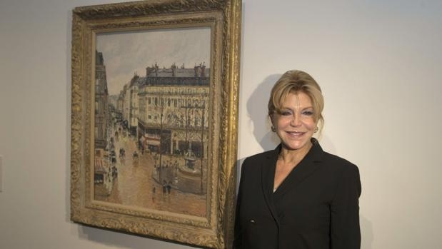 La baronesa Thyssen junto al cuadro de Pissarro 'Rue St. Honoré, aprés-midi, effet de pluie', expuesto en Madrid. Un tribunal de EEUU puede obligar al Museo Thyssen a devolverlo, si se demuestra que fue expoliado por los nazis