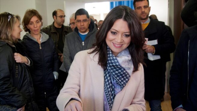 La esposa de Carles Puigdemont, Marcela Topor, vota en Sant Julià de Ramis (Girona).