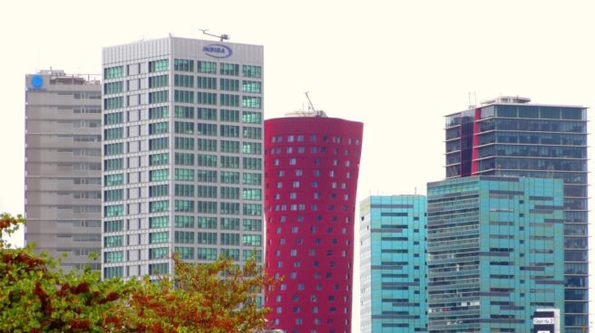 Torres de oficinas en Hospitalet_de_Llobregat. El alquiler de oficinas en Barcelona se hunde un 40% en el trimestre pero crece en Madrid.