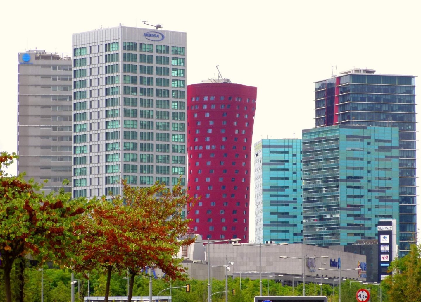 Torres de oficinas en Hospitalet_de_Llobregat. El alquiler de oficinas en Barcelona se hunde un 40% en el trimestre pero crece en Madrid.