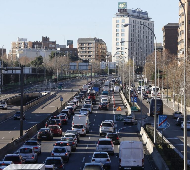 Las etiquetas ambientales en los coches serán necesarias para moverse por Madrid