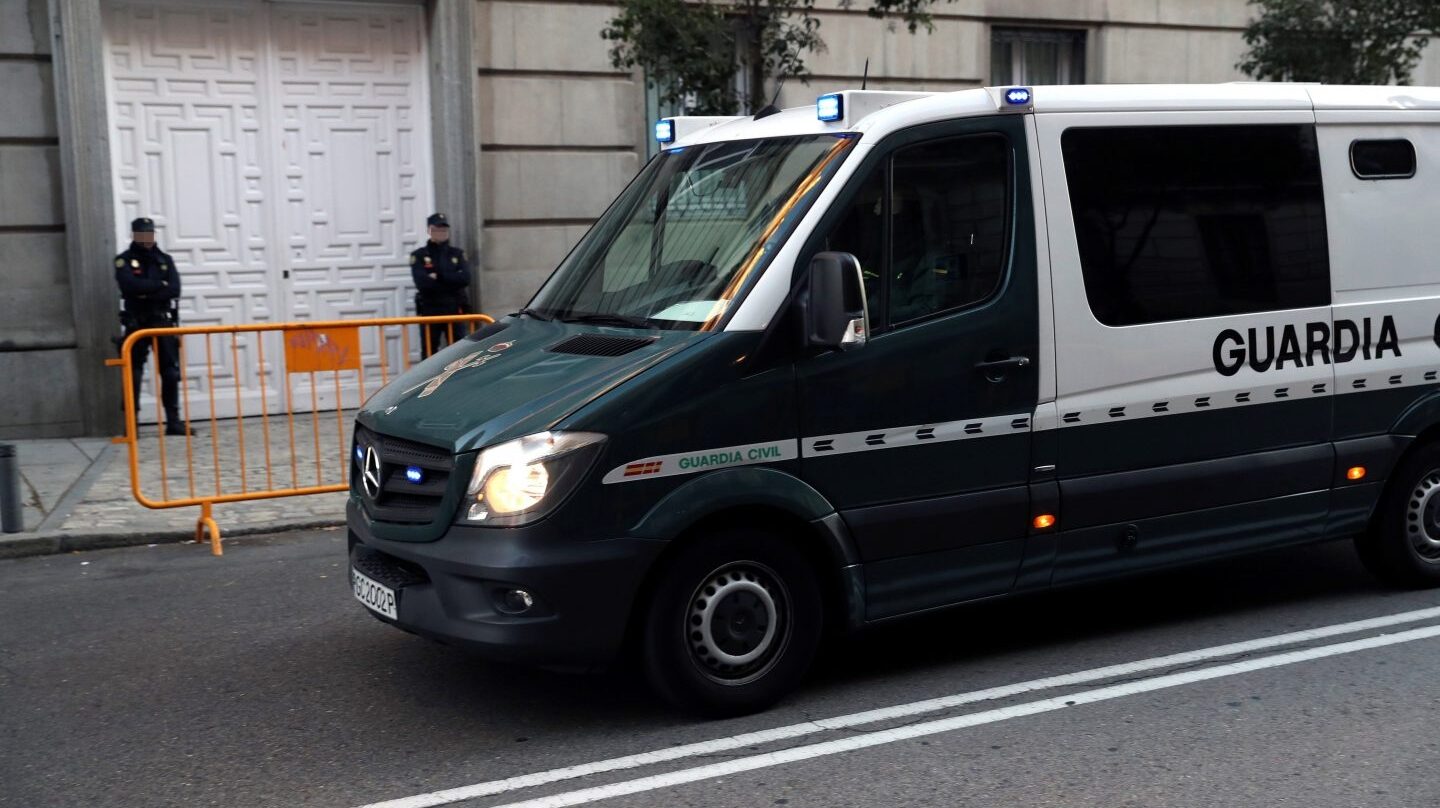 Un furgón de la Guardia Civil ante la entrada del Tribunal Supremo.