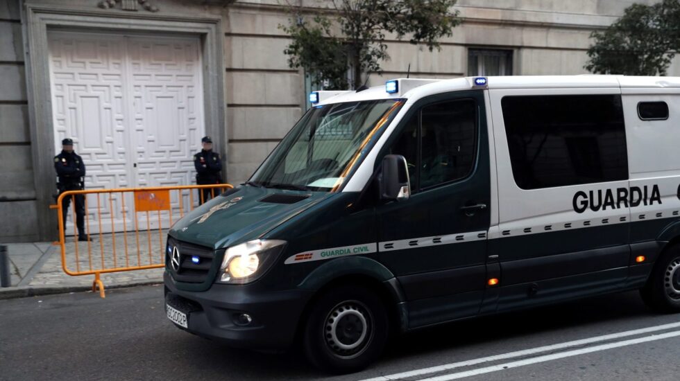 Un furgón de la Guardia Civil ante la entrada del Tribunal Supremo.