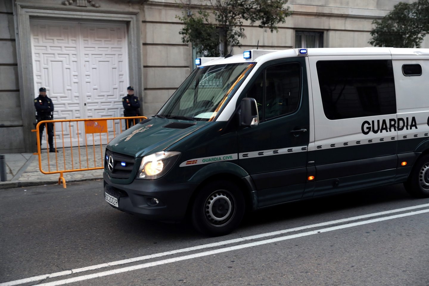 Un furgón de la Guardia Civil ante la entrada del Tribunal Supremo.