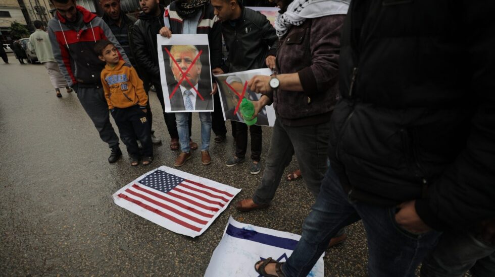 Quema de banderas de Israel y de EEUU en Palestina.