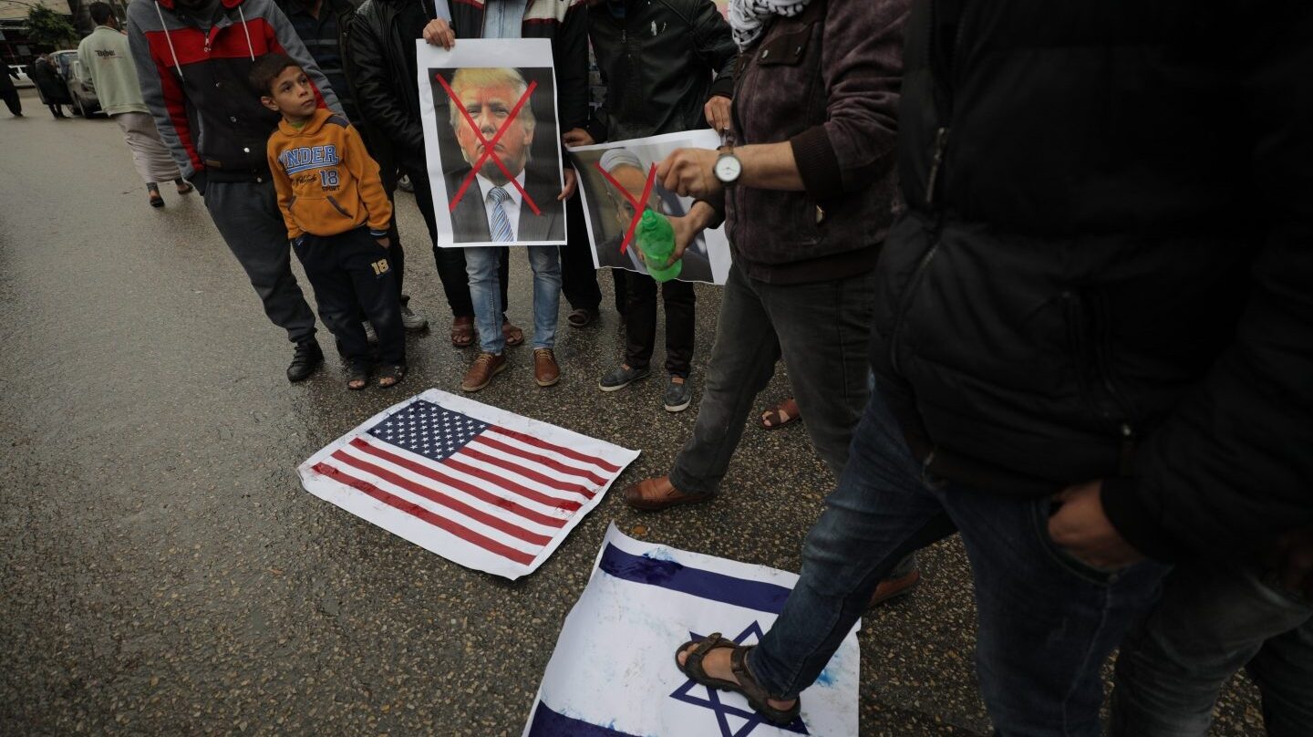 Quema de banderas de Israel y de EEUU en Palestina.