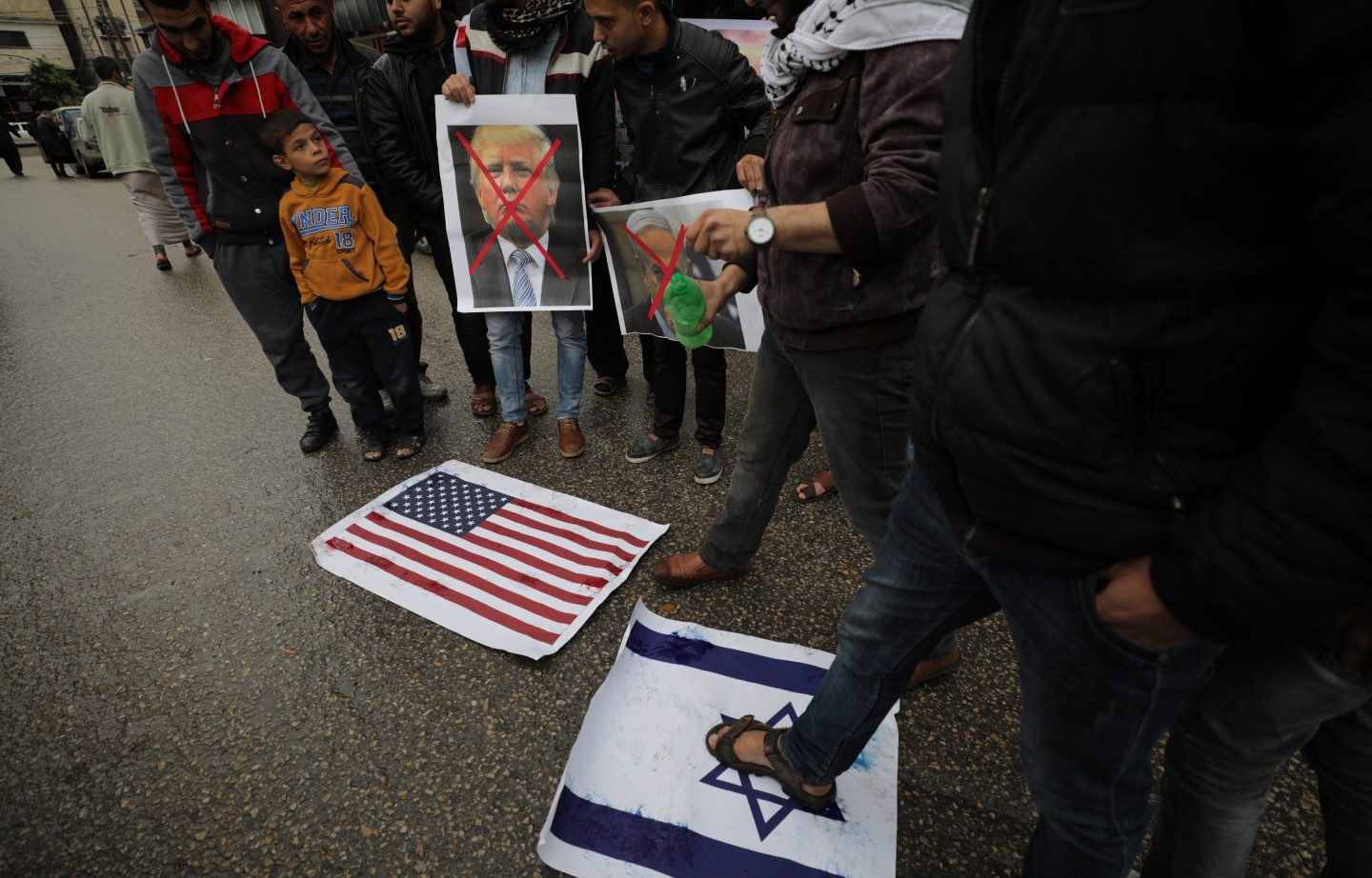 Quema de banderas de Israel y de EEUU en Palestina.