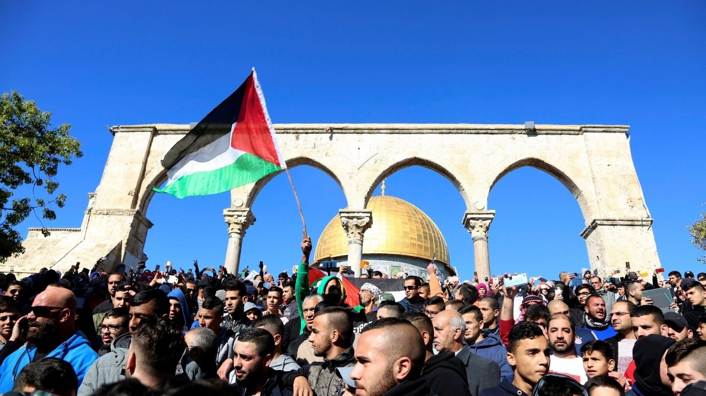 Concentración de palestinos cerca de la mezquita de Al Aqsa, en Jerusalén, contra Trump.