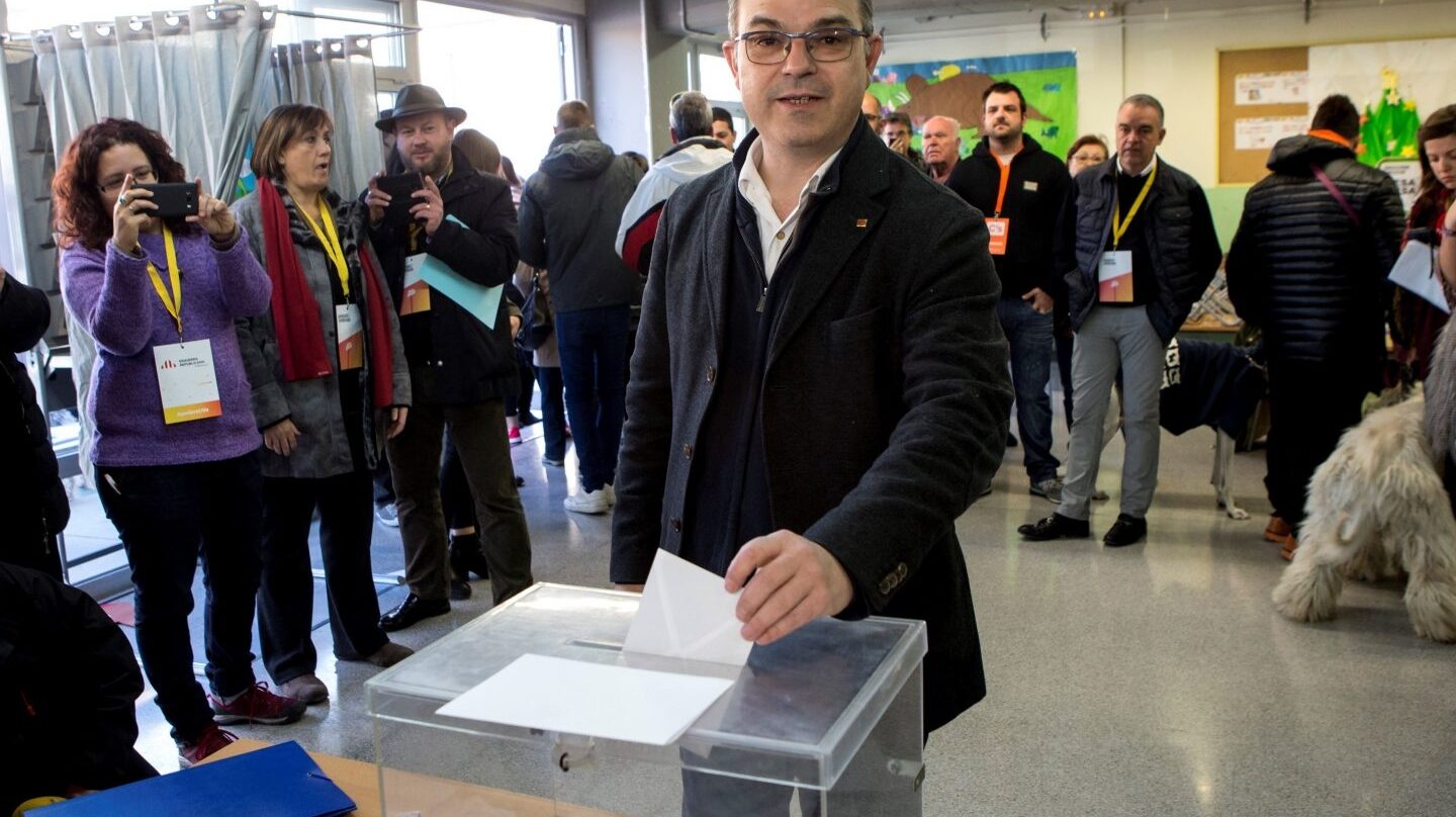 El ex conseller Jordi Turull vota en Parets del Vallés.