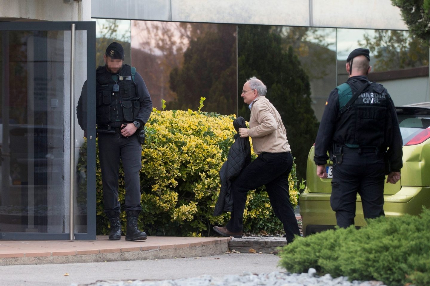 El director general de Unipost, Pau Raventós, entra en la sede de la compañía en Hospitalet.