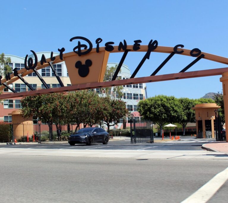 La CNMC investiga a Walt Disney, Paramount y Warner Bros por pactos comerciales