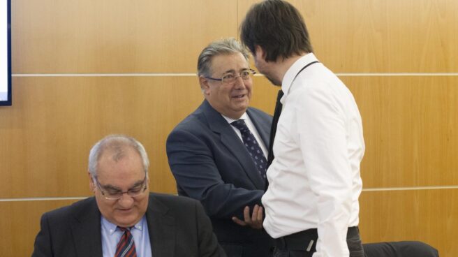 El ministro Zoido saluda al diputado de Podemos Rafael Mayoral al inicio de la reunión de este miércoles.