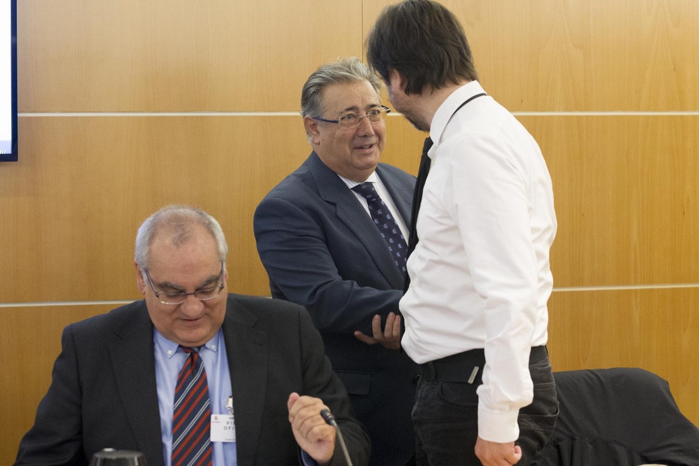 El ministro Zoido saluda al diputado de Podemos Rafael Mayoral al inicio de la reunión de este miércoles.