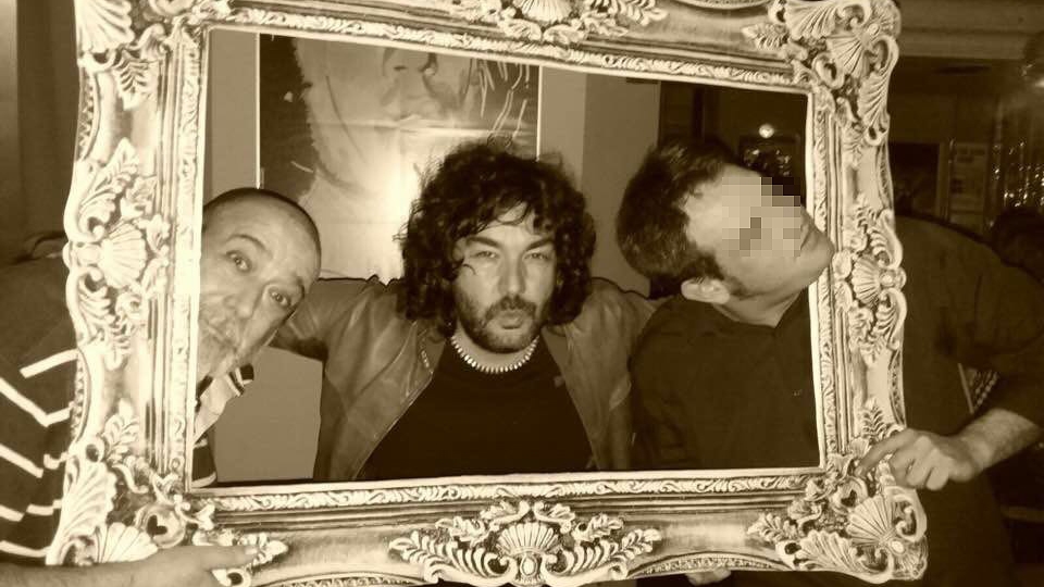 Víctor Laínez (izquierda), Antílope León y otro amigo en un bar de Zaragoza en una foto tomada hace unos 10 días.