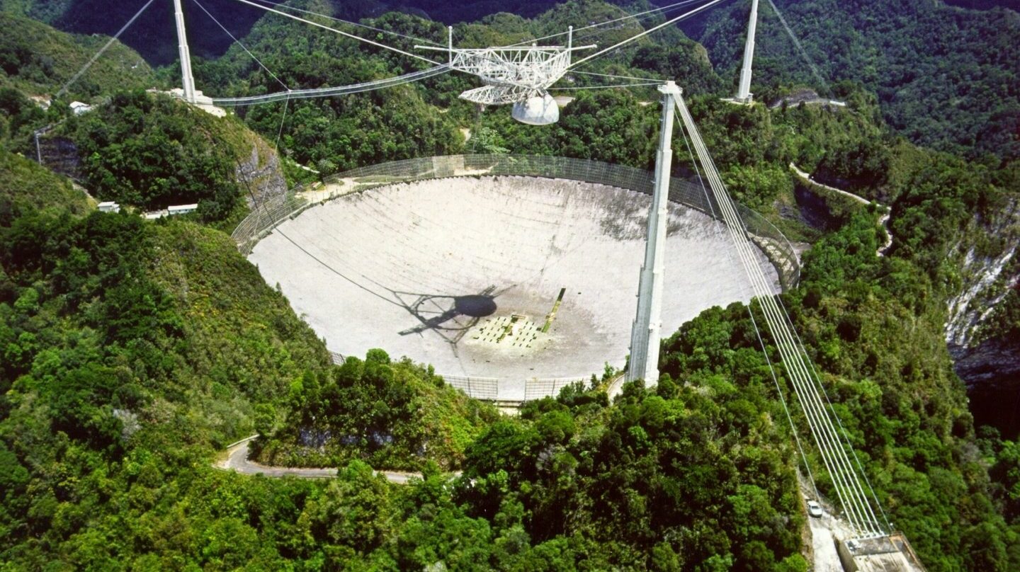 El telescopio de Arecibo está ubicado en una depresión entre montañas