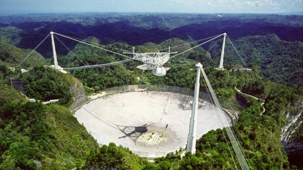 El telescopio de Arecibo está ubicado en una depresión entre montañas