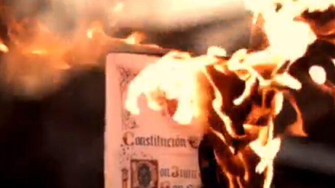 Arran publica un vídeo en el que dos jóvenes encapuchados queman la Constitución