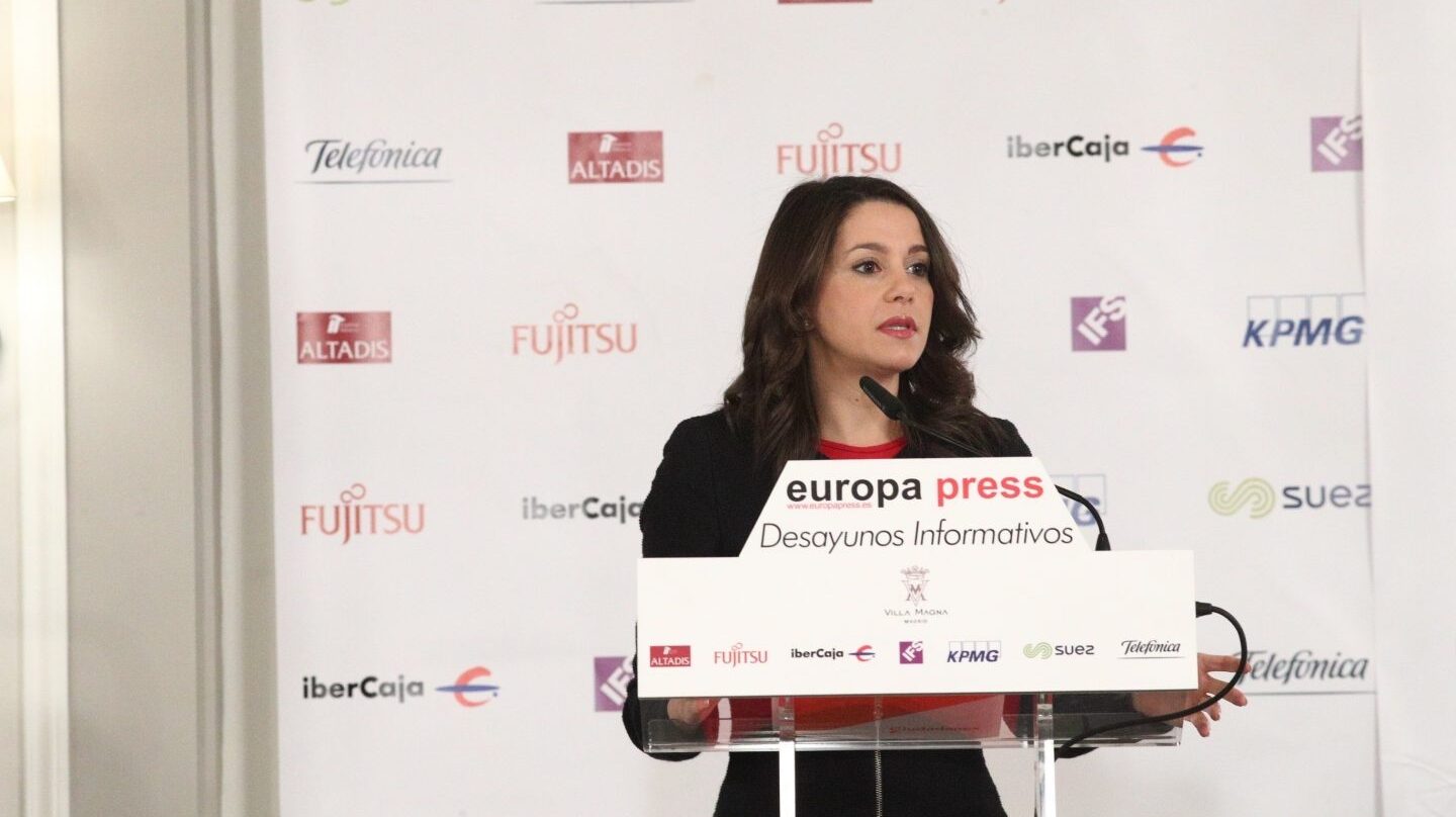 La candidata de Ciudadanos a la presidencia de la Generalitat, Inés Arrimadas, en el desayuno informativo de Europa Press.