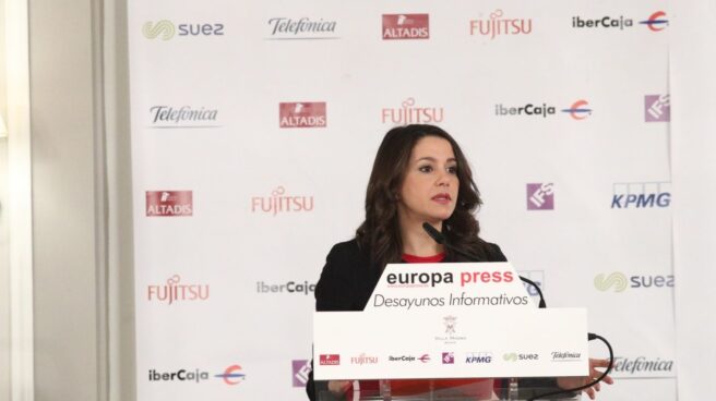 La candidata de Ciudadanos a la presidencia de la Generalitat, Inés Arrimadas, en el desayuno informativo de Europa Press.