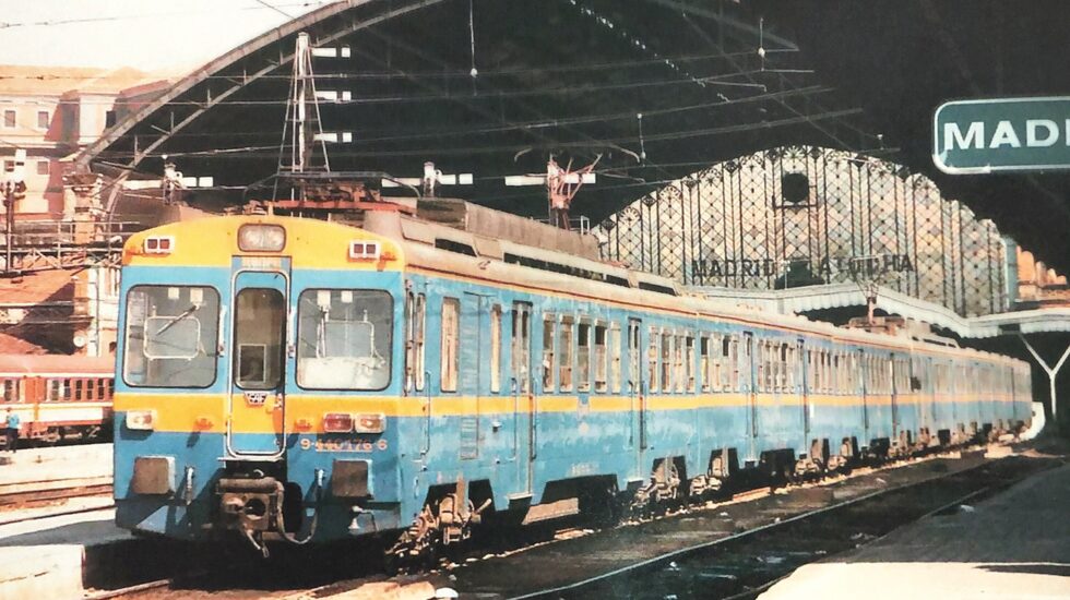 Tren saliendo de la estación de Atocha, en 1974.