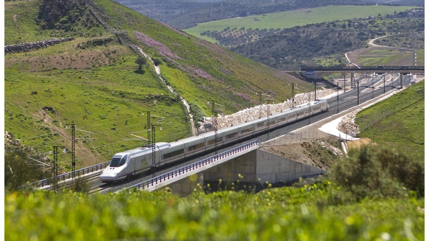 Imagen del tren AVE que conecta Madrid con Málaga, en un momento del trayecto.