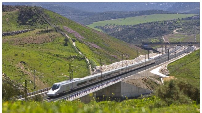 Imagen del tren AVE que conecta Madrid con Málaga, en un momento del trayecto. Imagen del tren AVE que conecta Madrid con Málaga, en un momento del trayecto.