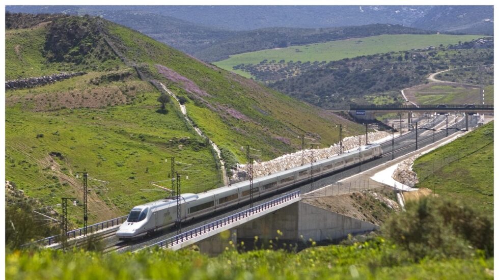 Imagen del tren AVE que conecta Madrid con Málaga, en un momento del trayecto.