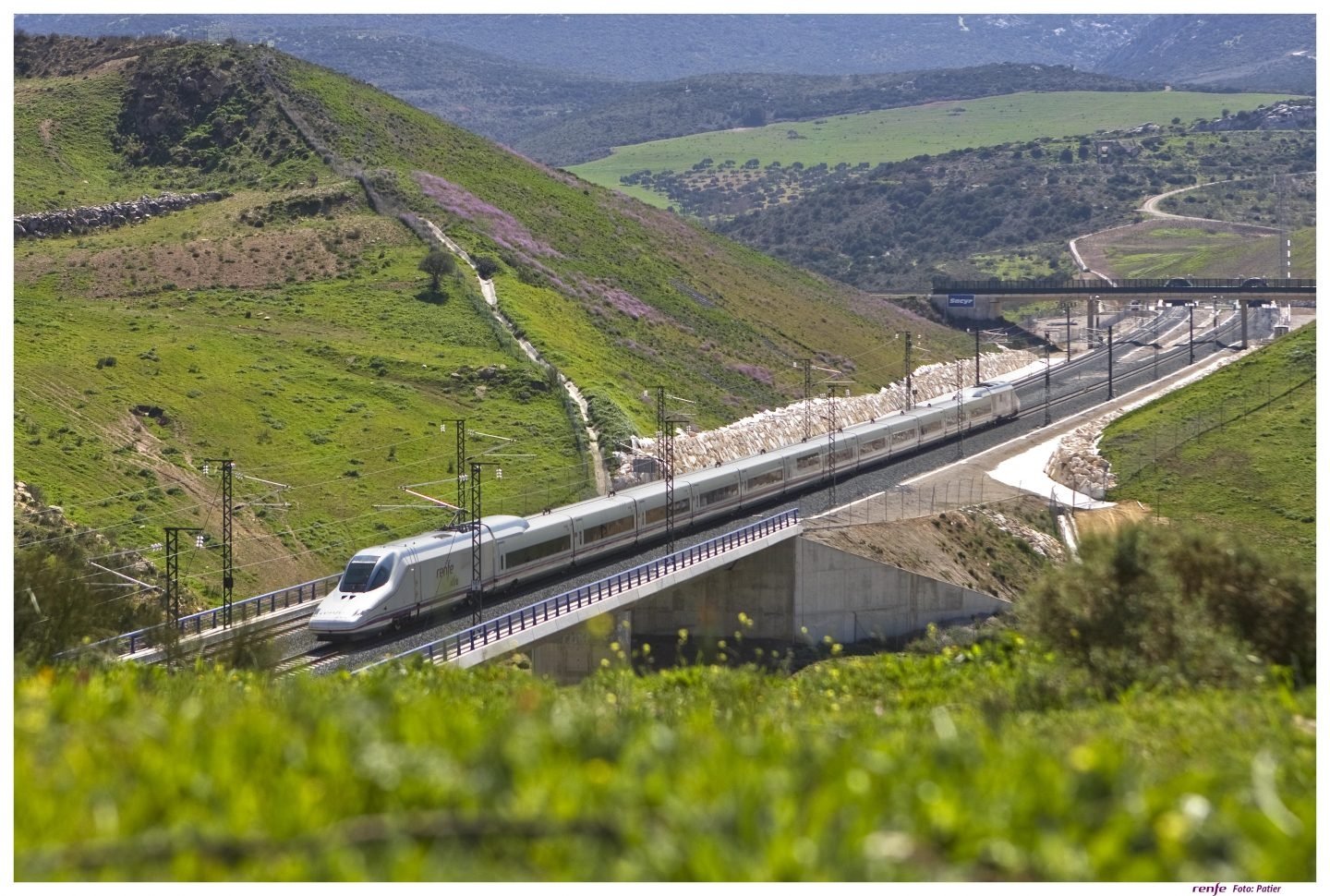 Imagen del tren AVE que conecta Madrid con Málaga, en un momento del trayecto.