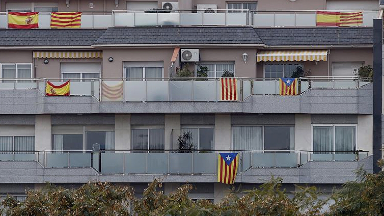 Banderas españolas, senyeras e independentistas en balcones de Badalona.
