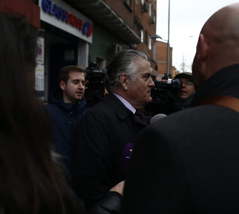 El juez sienta en el banquillo al PP por destruir pruebas del 'caso Bárcenas'