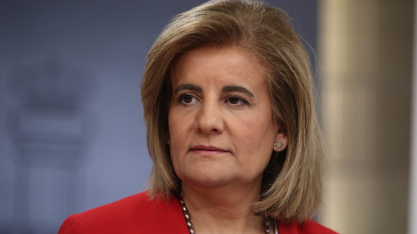 La ministra de Empleo, Fátima Báñez, tensa las costuras de la Seguridad Social para mejorar las pensiones de viudedad.