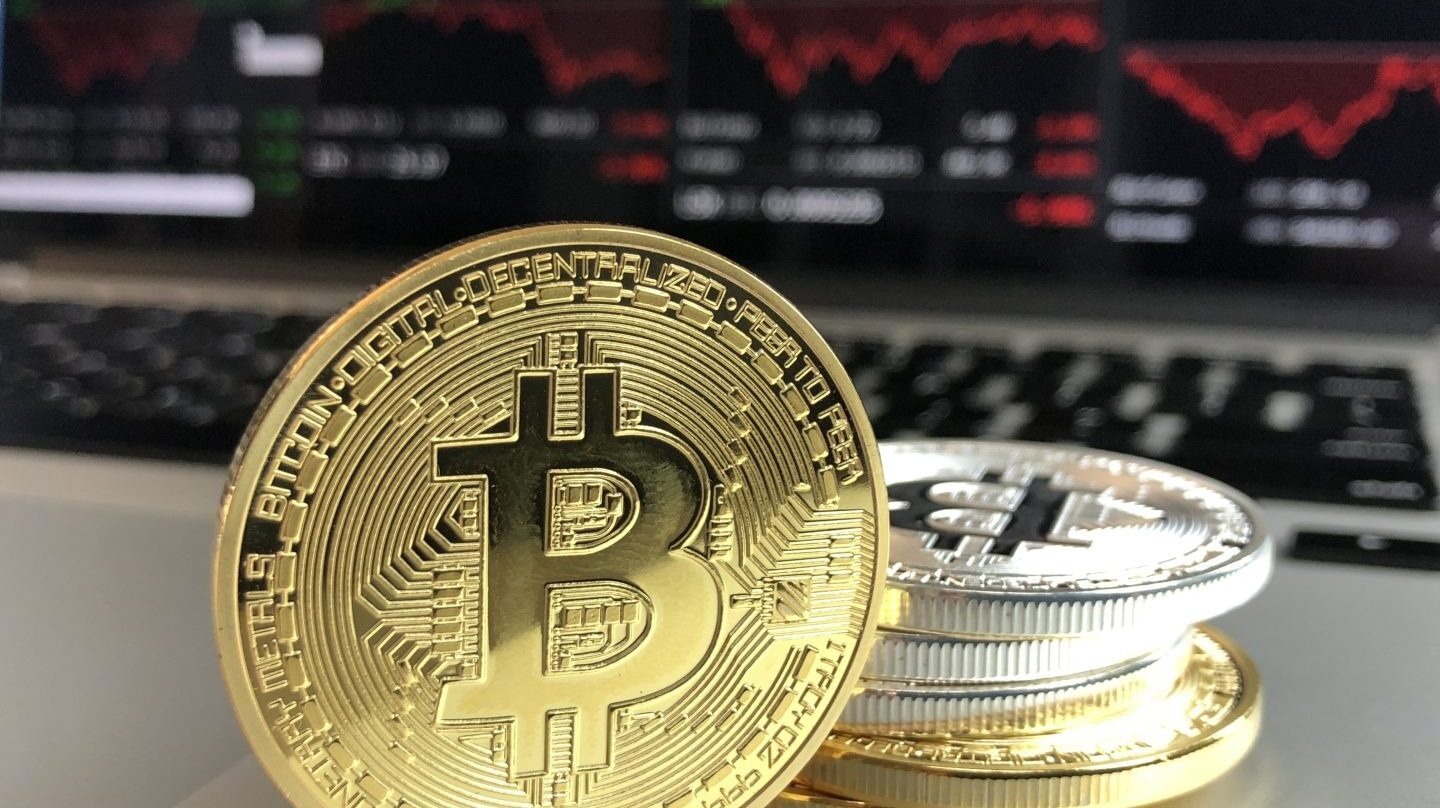 El bitcoin se desploma un 20%.