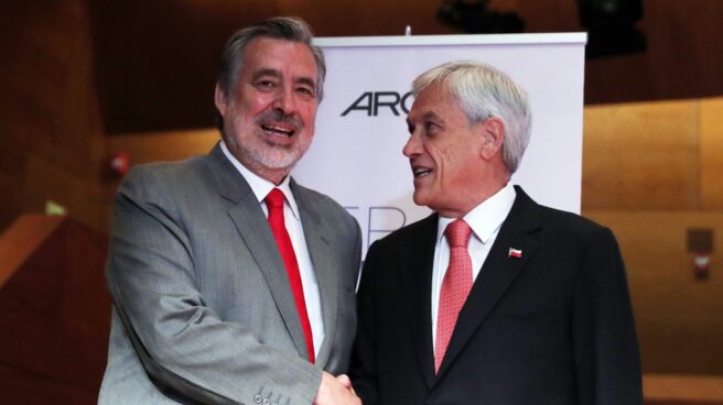 Alejandro Guillier y Sebastián Piñera, candidatos a la Presidencia de Chile, en un debate en la radio.